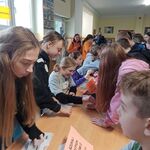 Uczniowie wykonują zadania podczas Dnia Języka Ojczystego