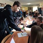 Uczniowie wykonują zadania podczas Dnia Języka Ojczystego