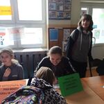 Uczniowie wykonują zadania podczas Dnia Języka Ojczystego