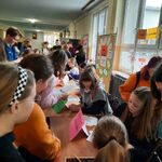 Uczniowie rozwiązują zadania w Dniu Języka Ojczystego