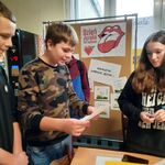 Uczniowie rozwiązują zadania w Dniu Języka Ojczystego