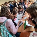 Uczniowie rozwiązują zadania w Dniu Języka Ojczystego