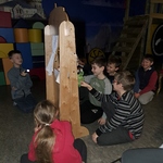 Dzieci prezentują przedstawienie kukiełkowe