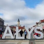 uczniowie pozują do zdjęcia przy dużym napisie Białystok