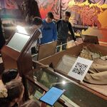 uczniowie wykonują zadania interaktywne w Muzeum Wojska