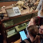 uczniowie wykonują zadania interaktywne w Muzeum Wojska