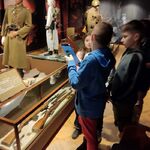 uczniowie wykonują zadania interaktywne w Muzeum Wojska