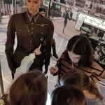 uczniowie wykonują zadania interaktywne w Muzeum Wojska