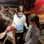 uczniowie wykonują zadania interaktywne w Muzeum Wojska