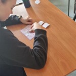 uczniowie grają w bingo
