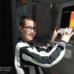 uczeń pozuje do zdjęcia