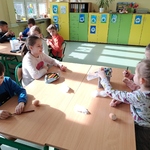 Dzieci wspólnie wykonują ozdoby wielkanocne