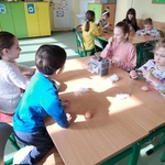Wspólna praca przedszkolaków i uczniów klasy 3b