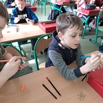 Przedszkolaki wspólnie z uczniami w jednej ławce